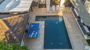 Outdoor pool, pool loungers - Villa Sunset by Glam Homes (Hialeah)