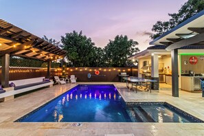 Piscina externa, espreguiçadeiras