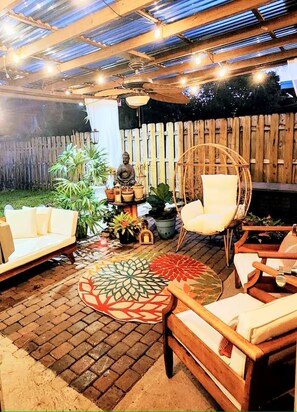 Terrace/patio - Charming 3-bedroom bungalow in Sunrise with AC and patio family & pet friendly (SUNRISE)