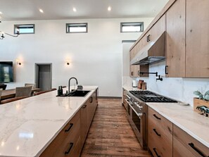 Fridge, microwave, oven, stovetop - Bear Lake Modern Family Retreat (Garden City)