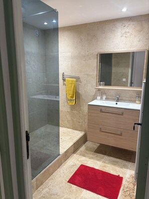 Bathroom - Duplex T1, in a former Templar commandery on the Verdon in Regusse (Regusse)