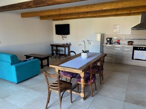 Dining - Duplex T1, in a former Templar commandery on the Verdon in Regusse (Regusse)