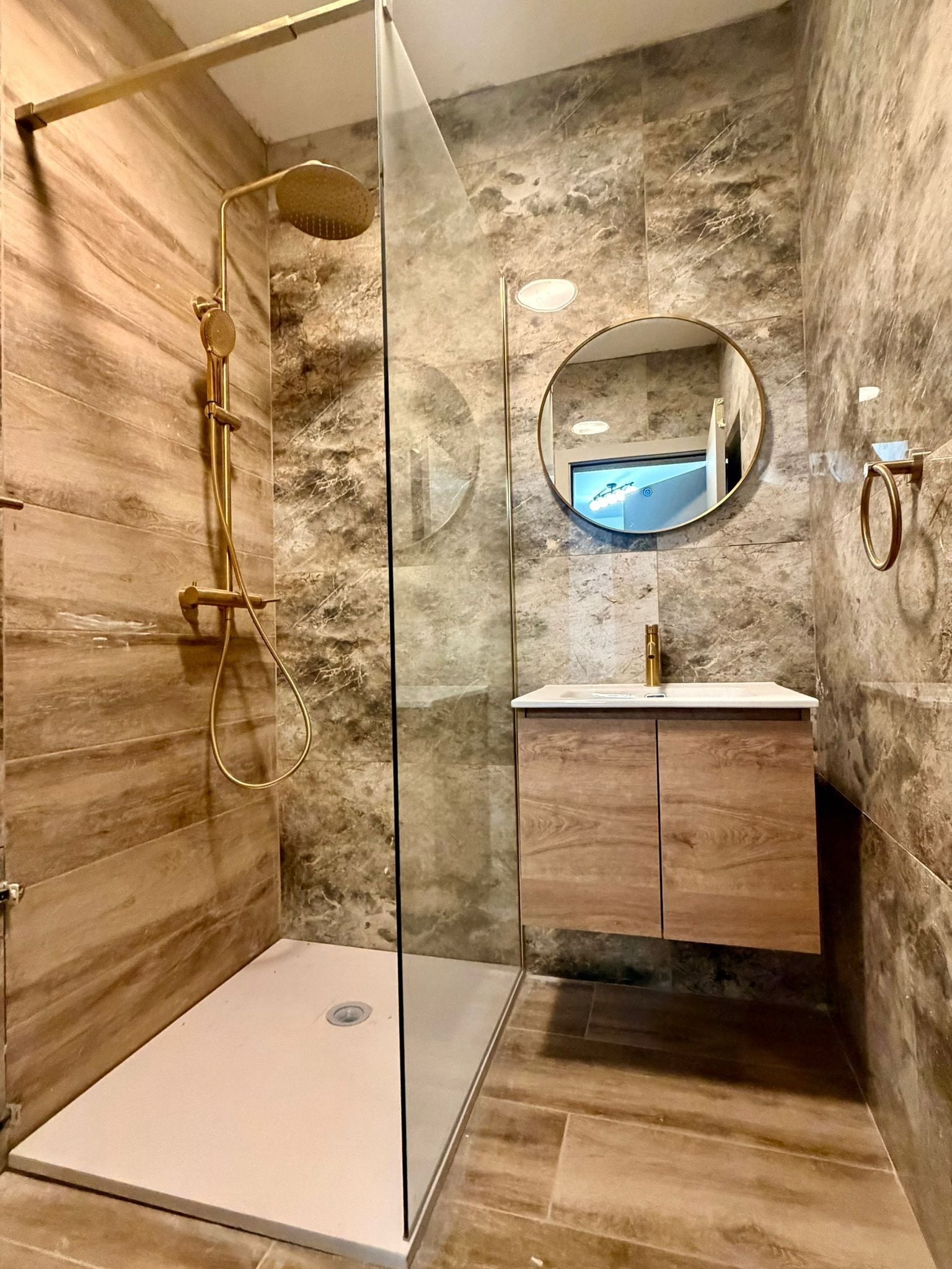 Een douche, handdoeken, zeep, toiletpapier