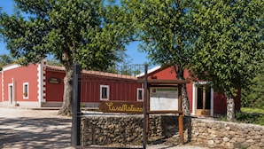 A red building with a sign reading 'Casa Natura.' - Bed and Breakfast 'Casa Natura Gargano 3' (Monte Sant'Angelo)