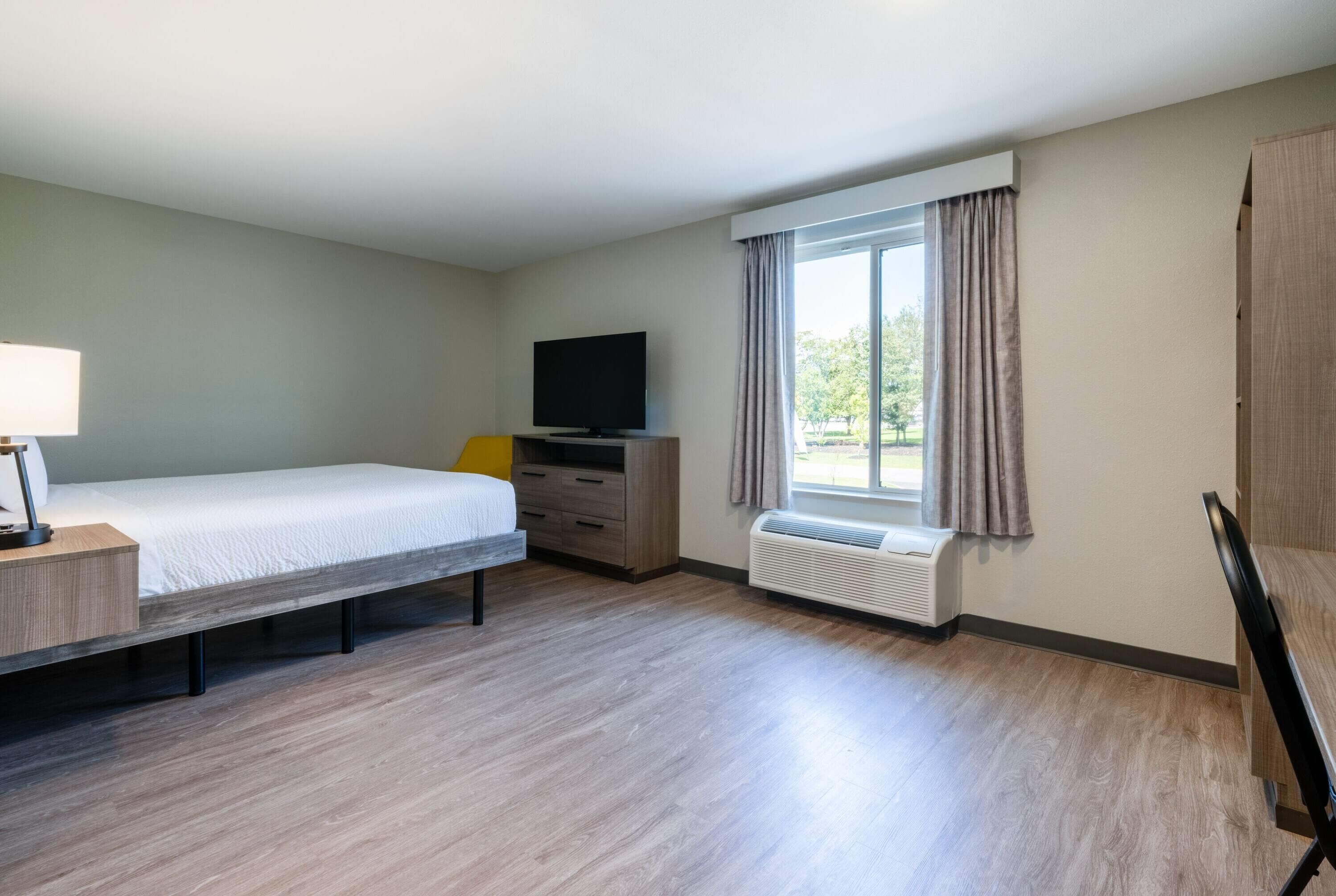 Room, 1 Queen Bed, Mobility Accessible, Smoking (Bathtub W/grab Bars)