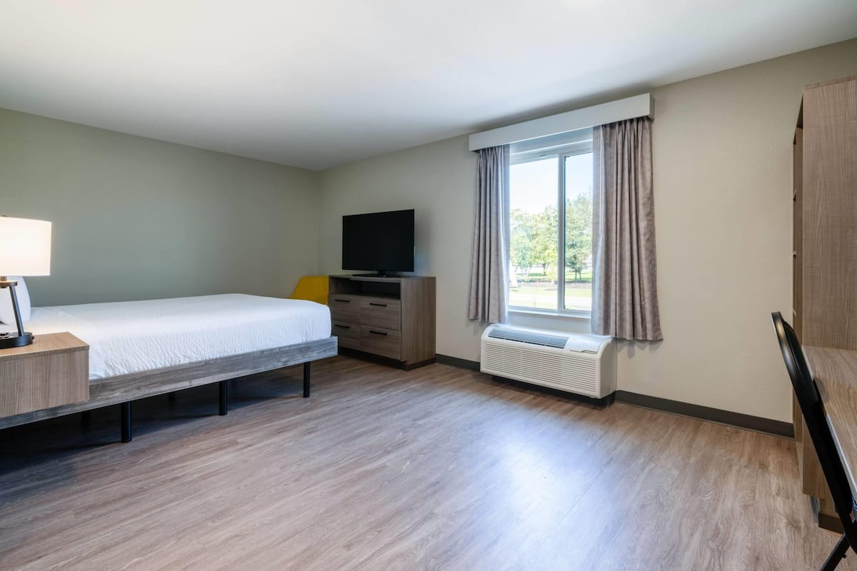 Room, 1 Queen Bed, Mobility Accessible, Smoking (Bathtub W/grab Bars)