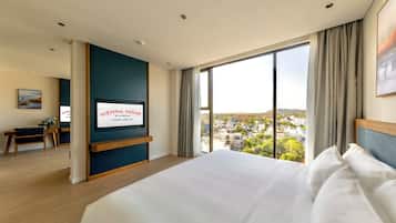 Chambre Deluxe, 1 trÚs grand lit, vue mer (Premium) | Literie de qualité supérieure, articles gratuits dans le mini-bar