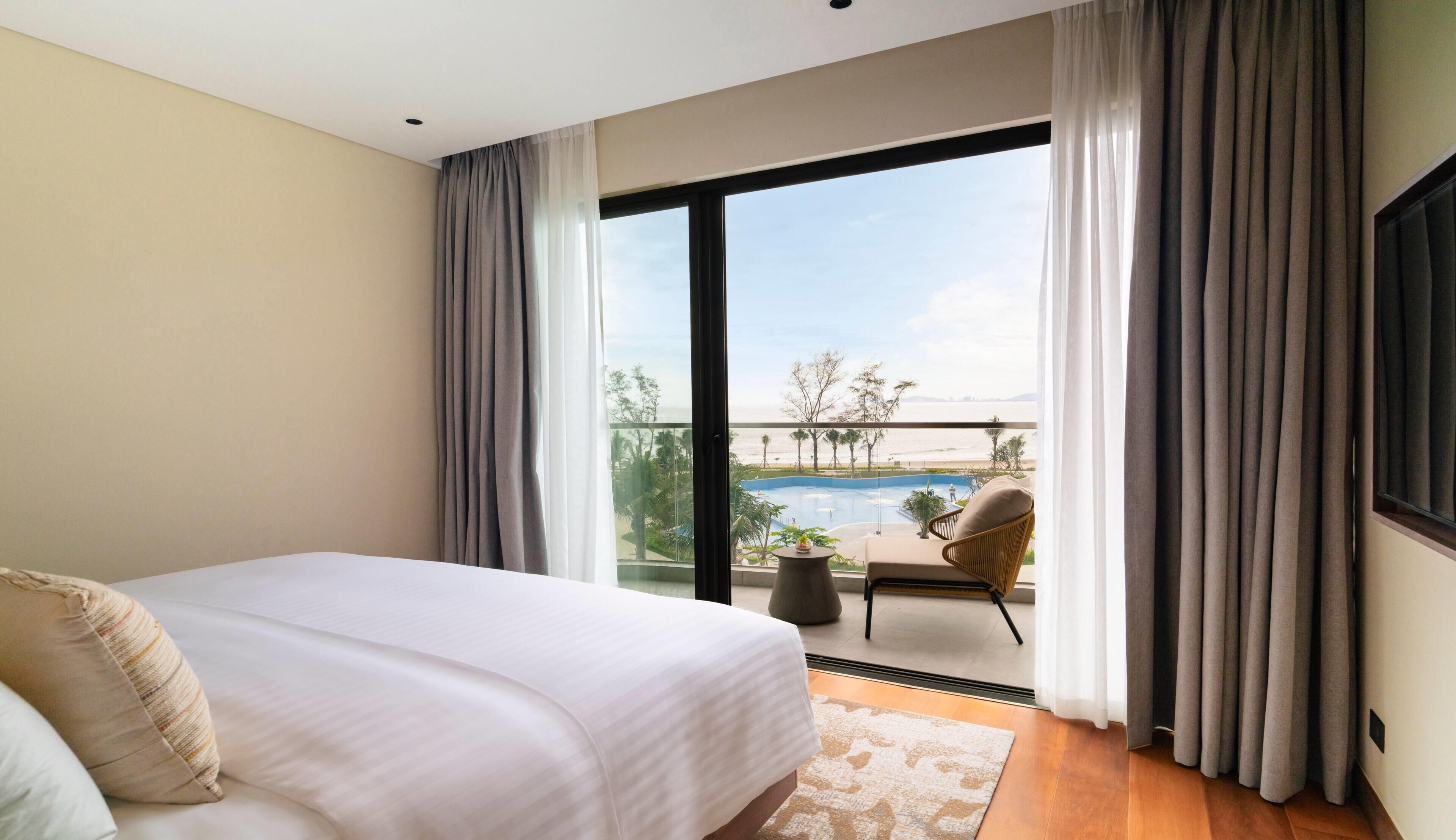 Premium bedding, free minibar, in-room safe, desk