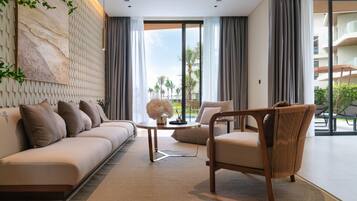 Suite, varias camas (Residential) | Ropa de cama de alta calidad y minibar con artículos gratuitos