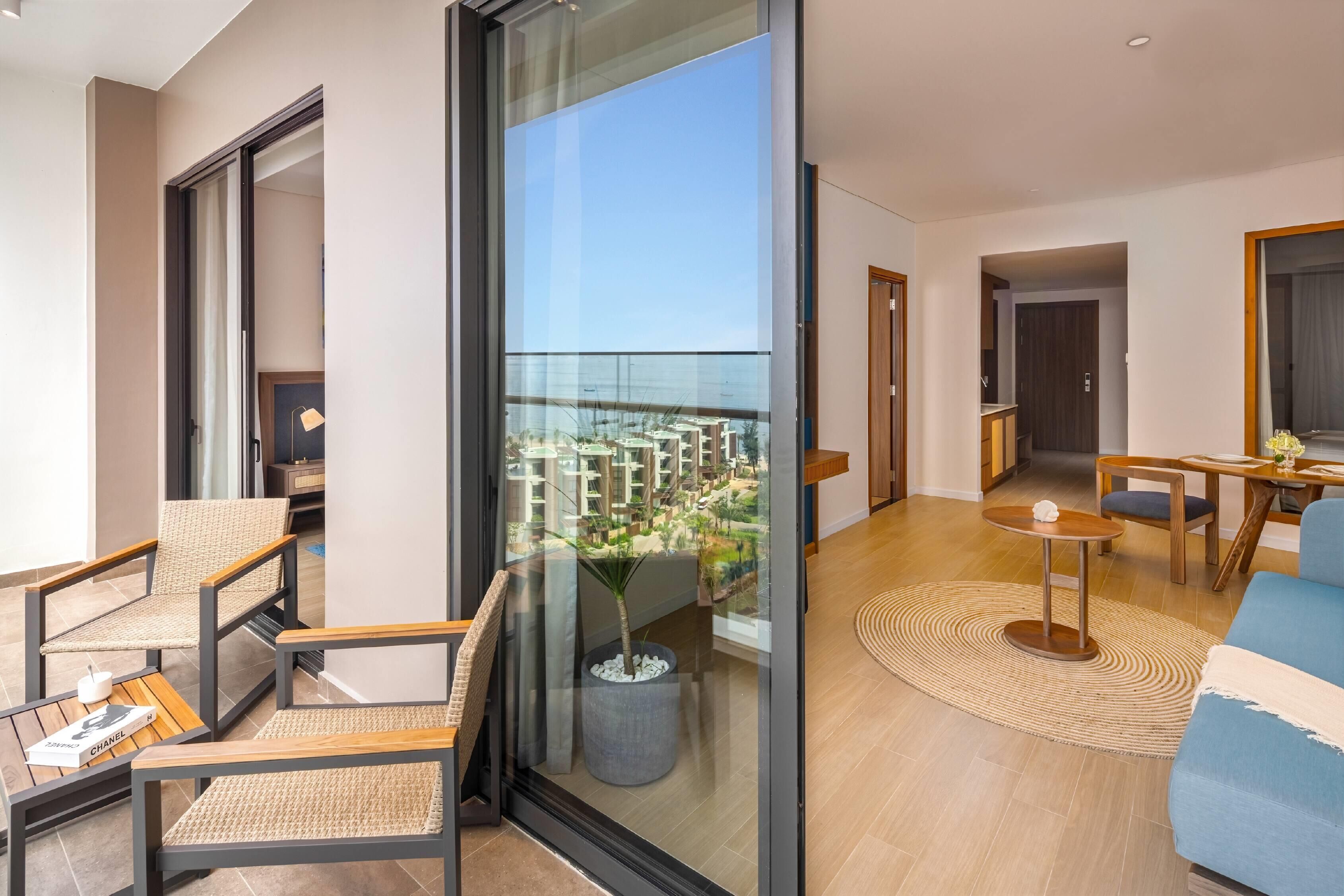 Premium bedding, free minibar, in-room safe, desk
