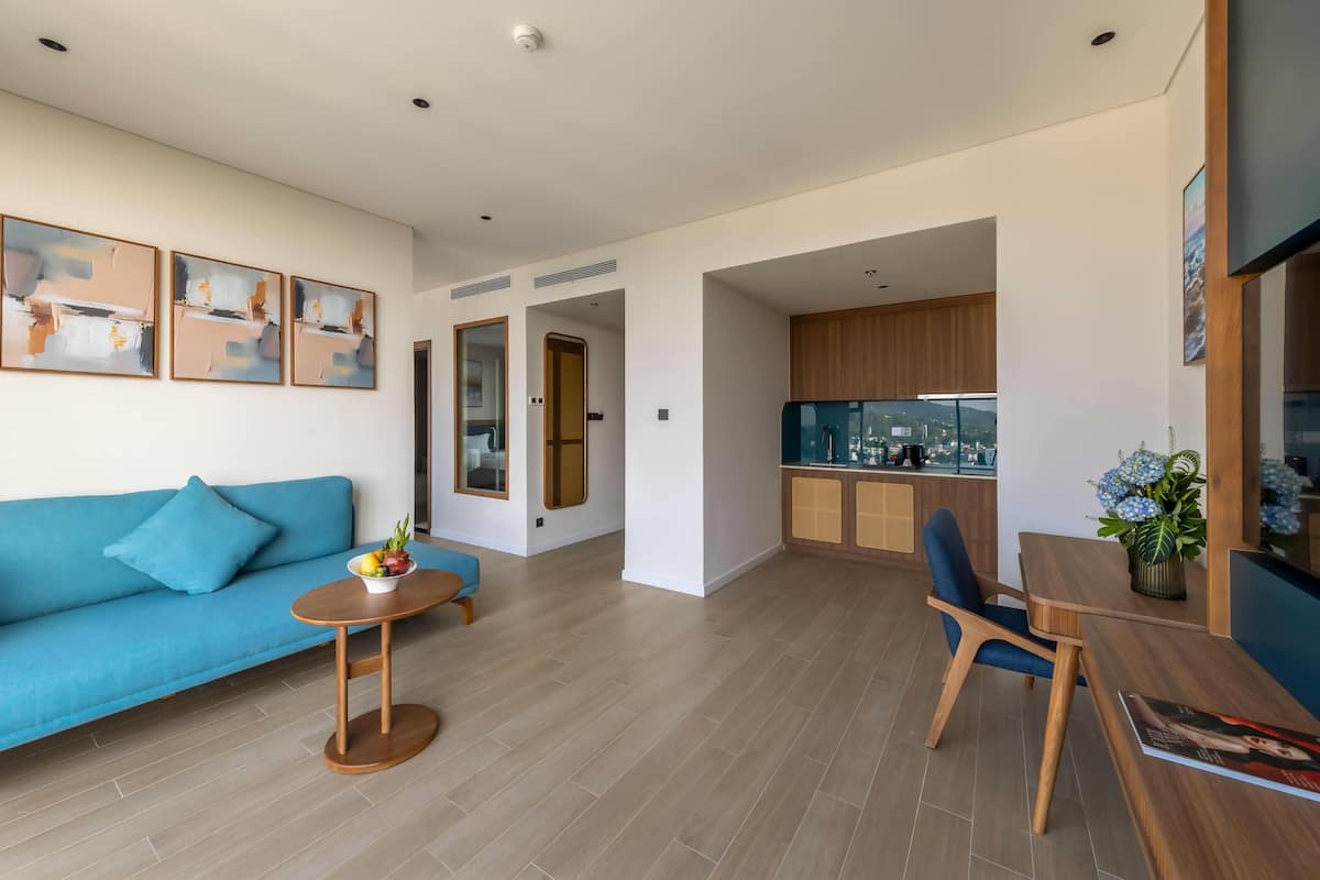 Deluxe Room, 1 King Bed, Mountain View (Premium) | Premium bedding, free minibar, in-room safe, desk