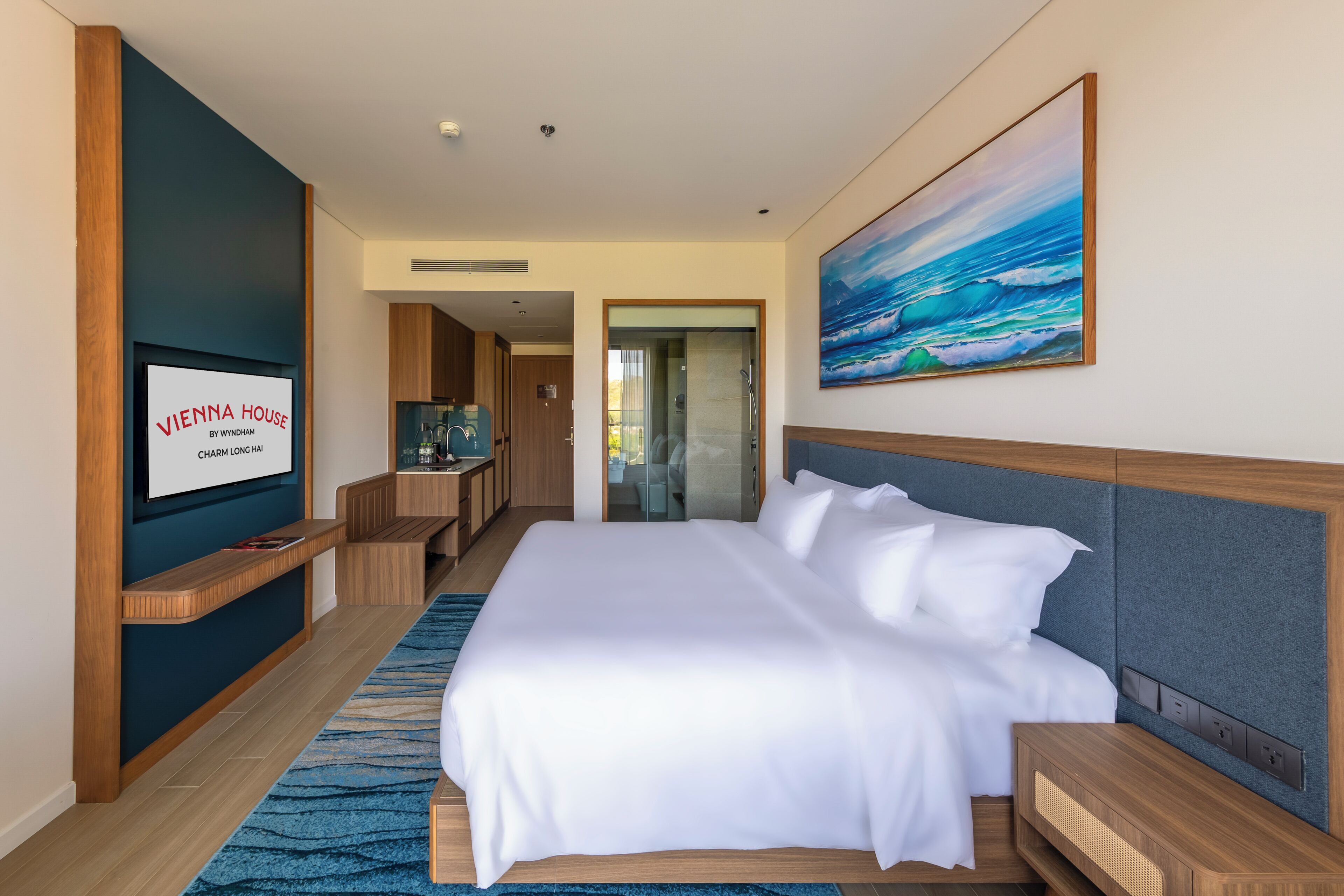 Premium bedding, in-room safe, desk, laptop workspace