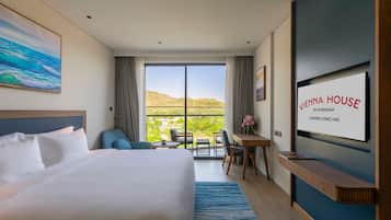 Superior Room, 1 King Bed, Mountain View