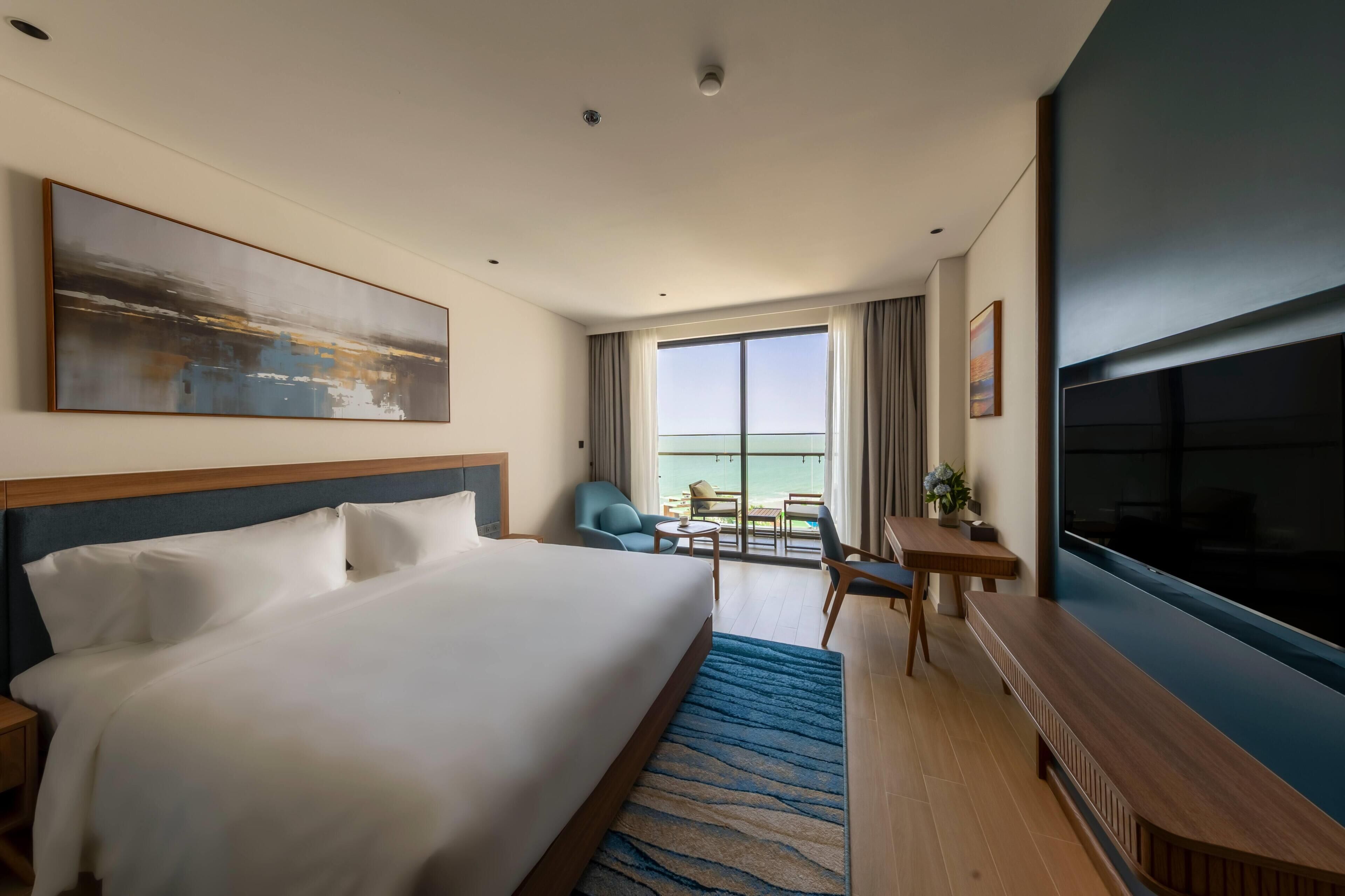 Deluxe Room, 1 King Bed, Sea View | Premium bedding, free minibar, in-room safe, desk