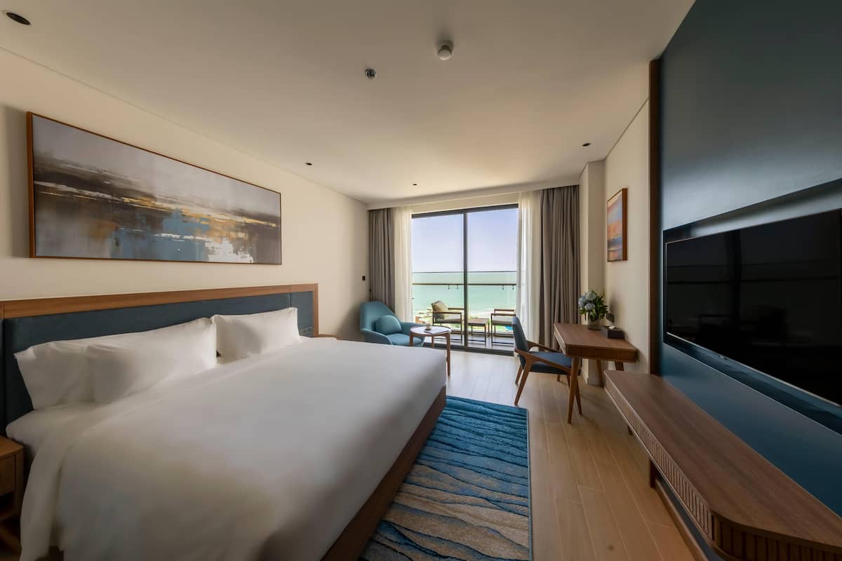 Deluxe Room, 1 King Bed, Sea View | Premium bedding, free minibar, in-room safe, desk