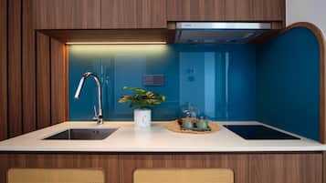 Ropa de cama de alta calidad y minibar con artículos gratuitos