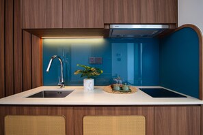 Suite familiar, varias camas, vista al mar | Ropa de cama de alta calidad y artículos del minibar gratis 