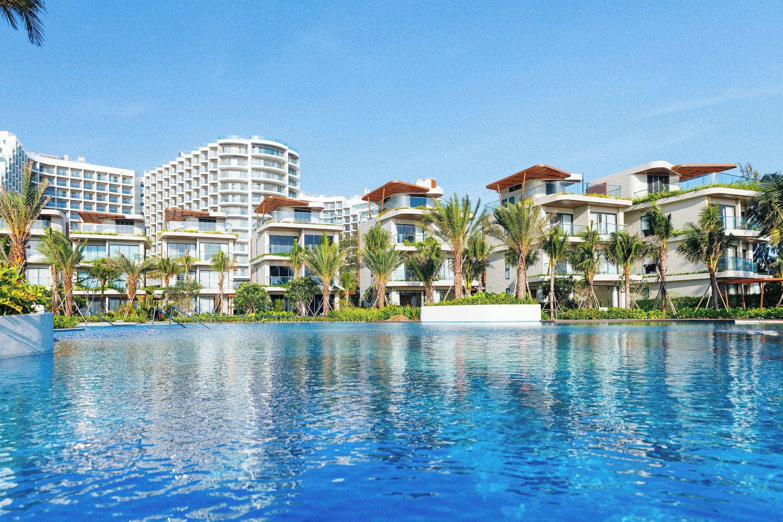 Indoor pool, 2 outdoor pools