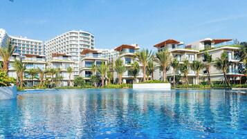 Indoor pool, 2 outdoor pools