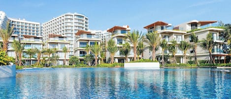 Una piscina techada, 2 piscinas al aire libre