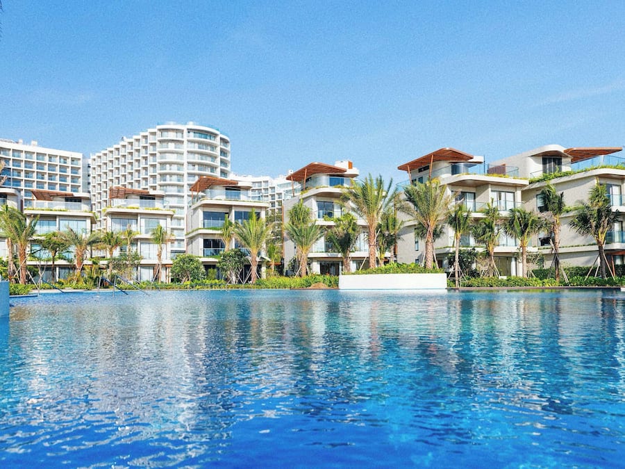 Hồ bơi trong nhà, 2 hồ bơi ngoài trời