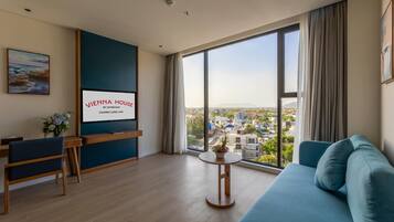 Deluxe Room, 1 King Bed, Mountain View (Premium) | Premium bedding, free minibar, in-room safe, desk