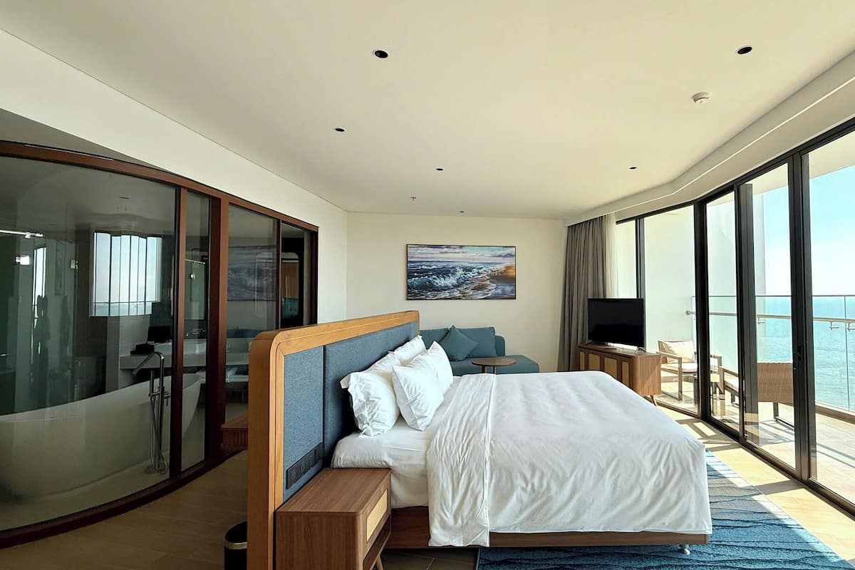 Suite junior, 1 cama King size, vista al mar | Ropa de cama de alta calidad y artículos del minibar gratis