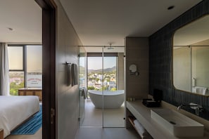 Deluxe Room, 1 King Bed, Mountain View (Premium) | Bathroom | Designer toiletries, hair dryer, bathrobes, slippers