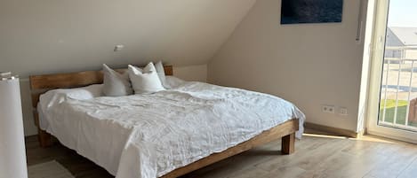 3 habitaciones, escritorio y tabla de planchar con plancha