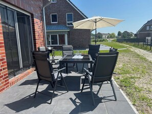 Outdoor dining - Vrbo Property (Wangerland)