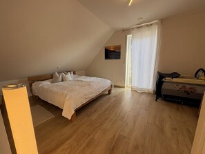 3 bedrooms, desk, iron/ironing board, travel crib - Vacation home by the lake for couples, families, close to the North Sea (Wangerland)