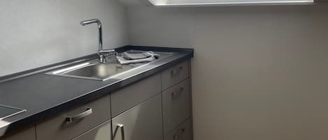 Fridge, stovetop, dishwasher, coffee/tea maker