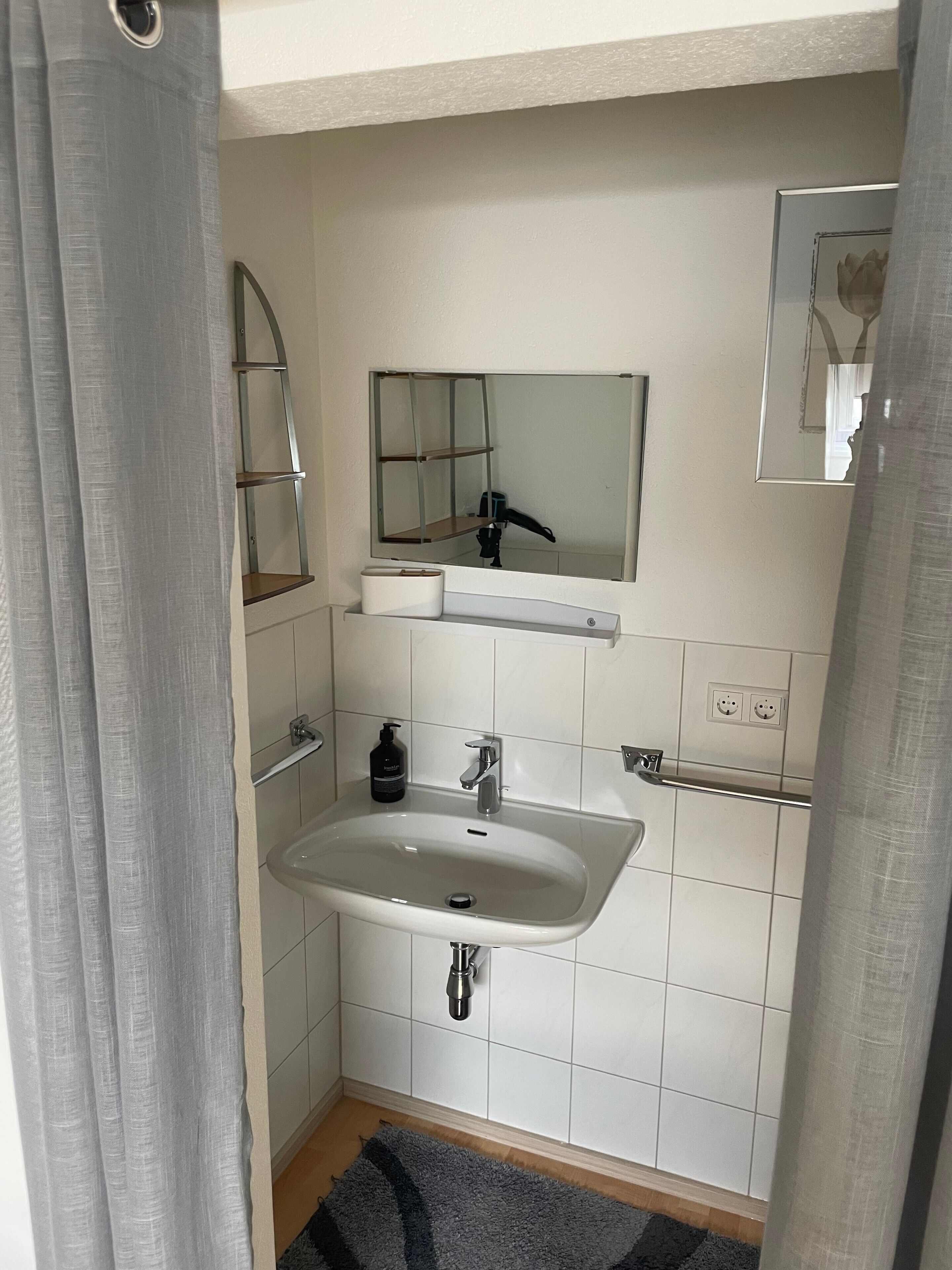 Dusche, Haartrockner, Handtücher