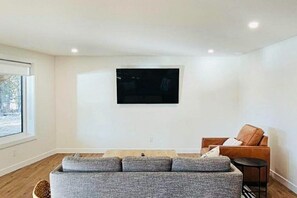 Living area - Lakefront Retreat Private Dock Canoe Kayak Firepit Sleeps 8 Litchfield Hills CT (Bethlehem)