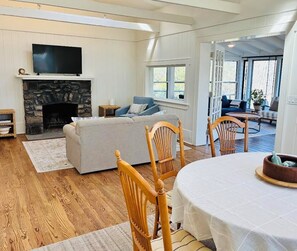 Dining - Lakefront Retreat Private Dock Canoe Kayak Firepit Sleeps 8 Litchfield Hills CT (Bethlehem)