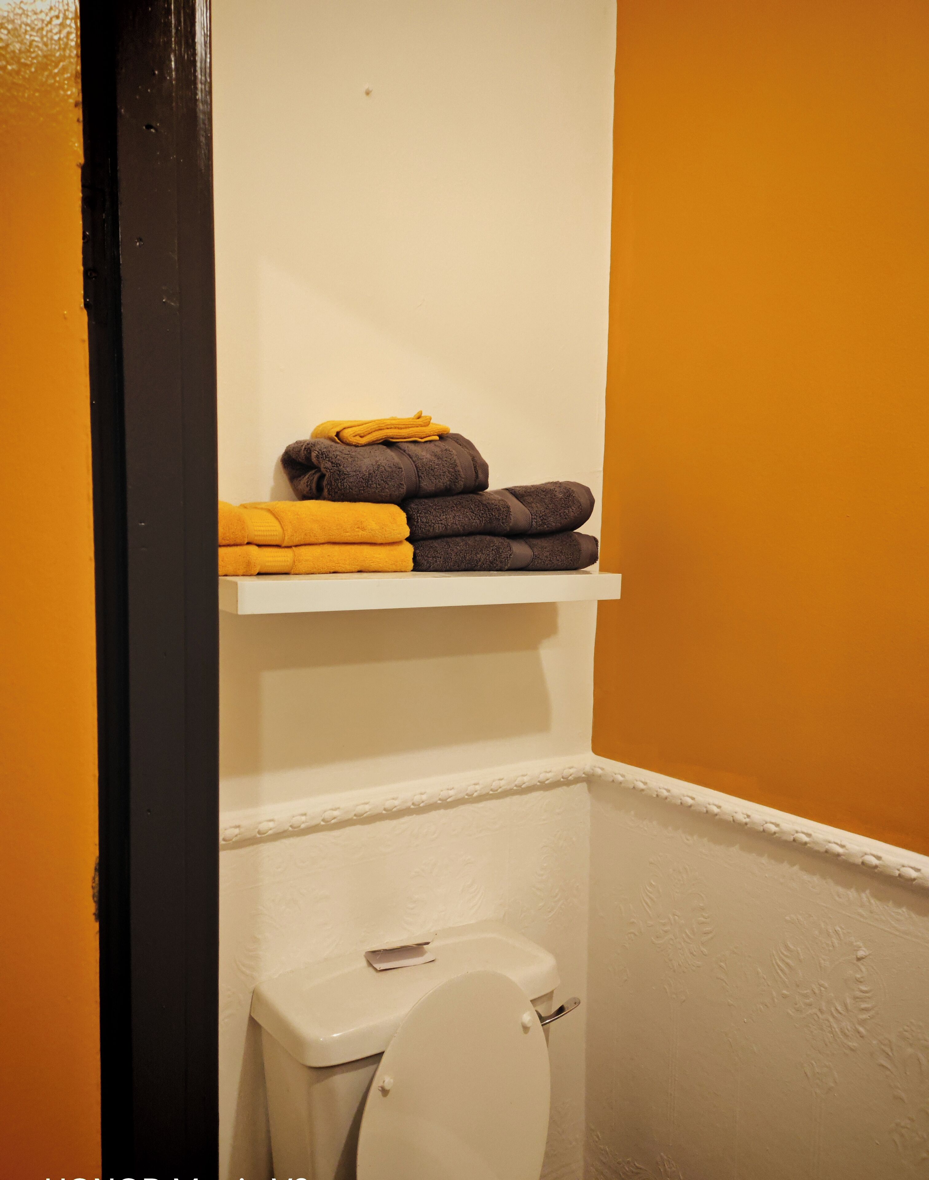 Comfort tweepersoonskamer | Badkamer | Een douche, een haardroger, handdoeken, shampoo