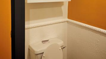 Comfort tweepersoonskamer | Badkamer | Een douche, een haardroger, handdoeken, shampoo