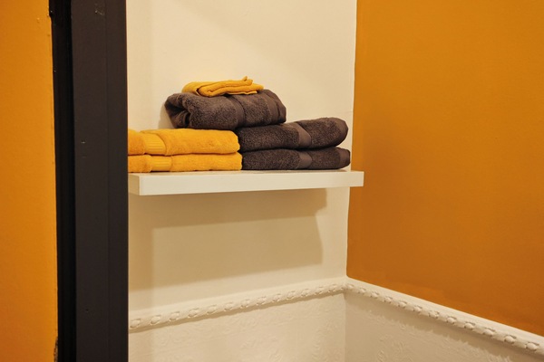 Habitación doble Confort | Baño | Regadera, secadora de cabello, toallas, shampoo