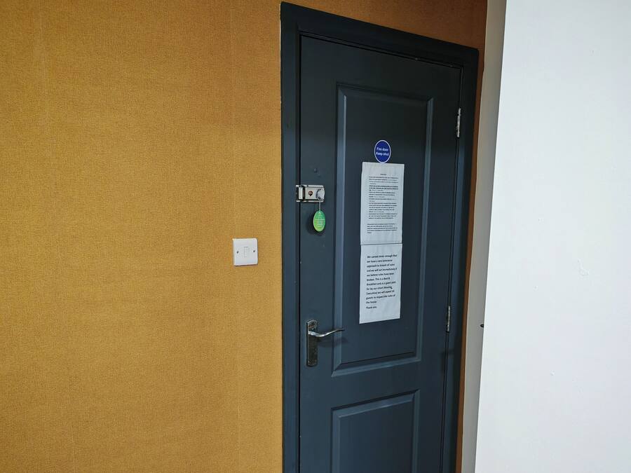 Verduisterende gordijnen, een strijkplank/strijkijzer, gratis wifi