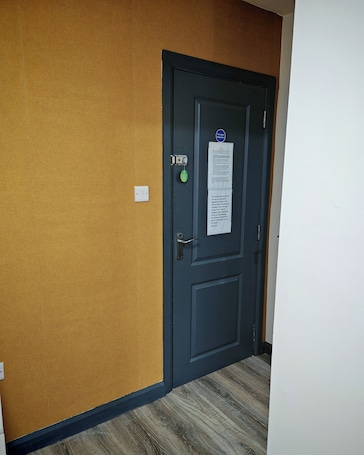 Blackout curtains, iron/ironing board, free WiFi. Phoenix B&B