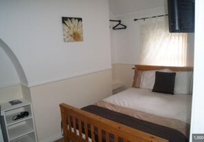 Cortinas blackout, tabla de planchar con plancha y wifi gratis 