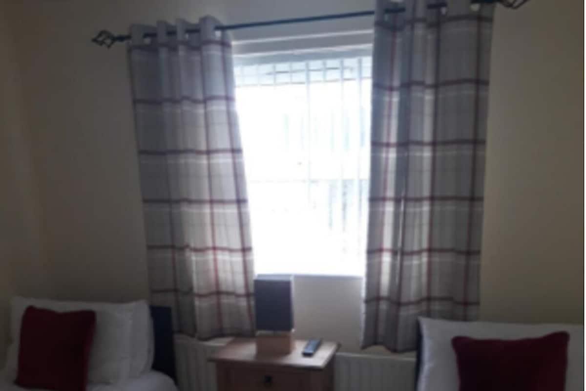 Basic Single Room | Blackout drapes, iron/ironing board, free WiFi