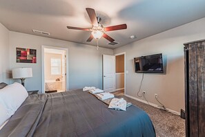Room - +Precious Pigeon Drive+ Wine, Game Room & HotTub (Colorado Springs)
