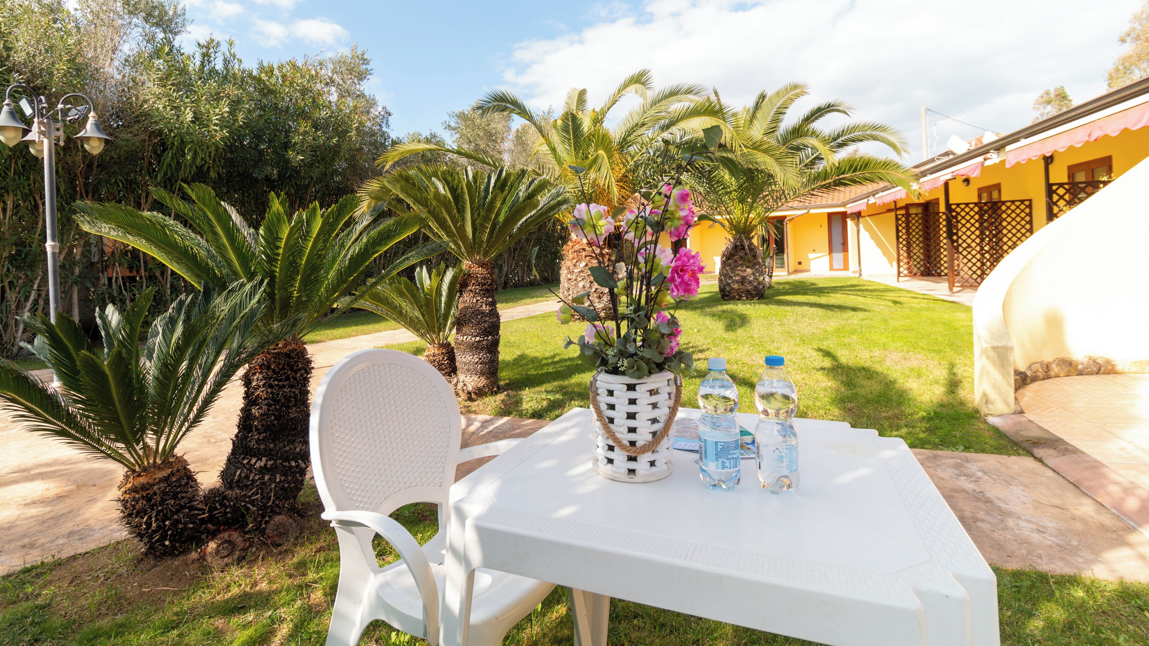 Chambre triple, vue sur le jardin | Restauration en plein air