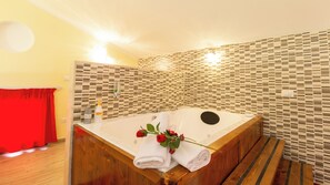 Suíte superluxo, vista para o jardim | Banheiro | Secador de cabelo, toalhas de banho, sabonete, shampoo