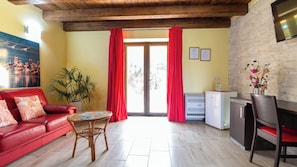 Luxury Suite, Garden View | Living area | TV - Su Soi (Cabras)