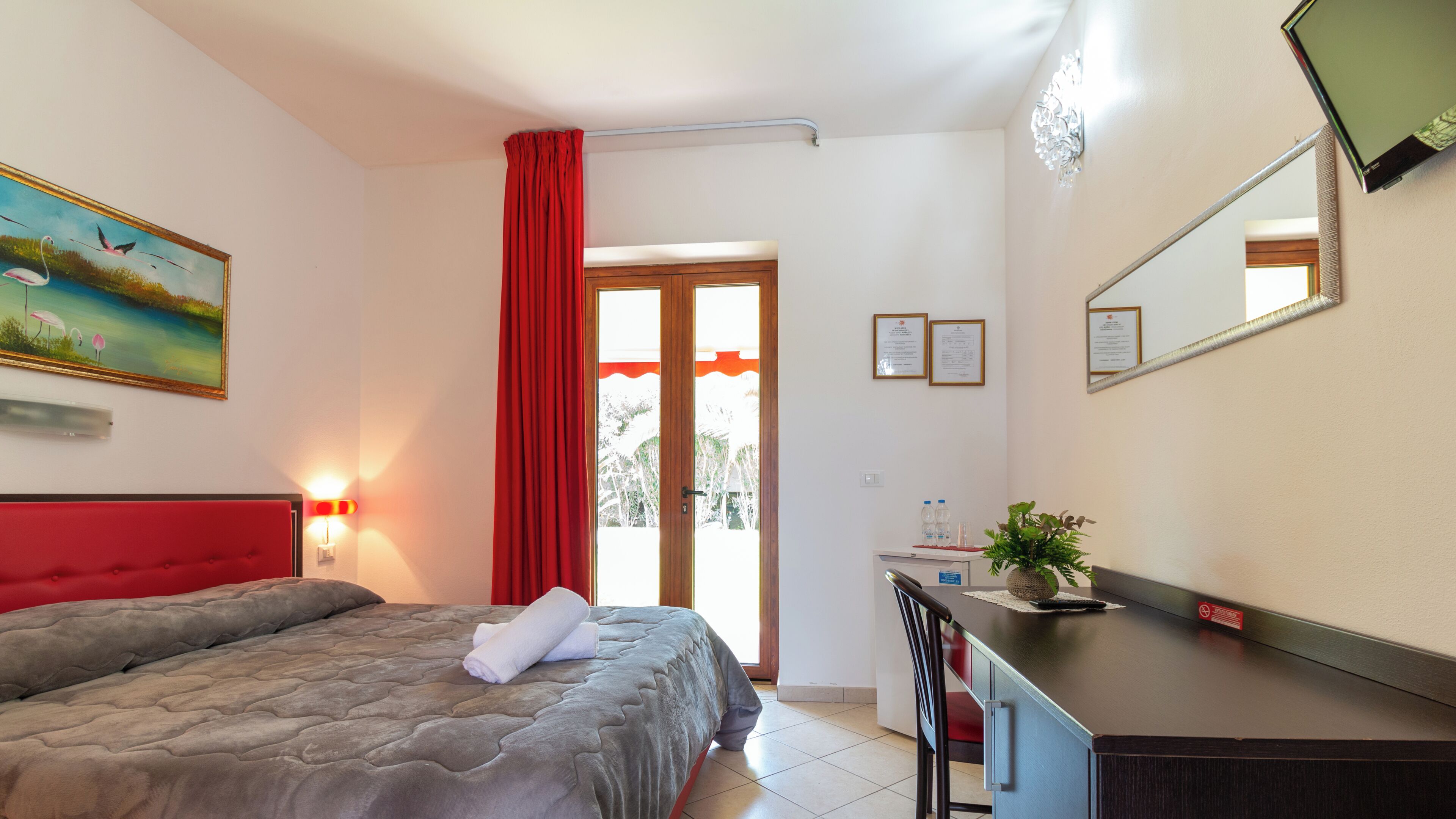 Quarto quádruplo, vista para o jardim | Cofres nos quartos, escrivaninha, espaço de trabalho para notebook