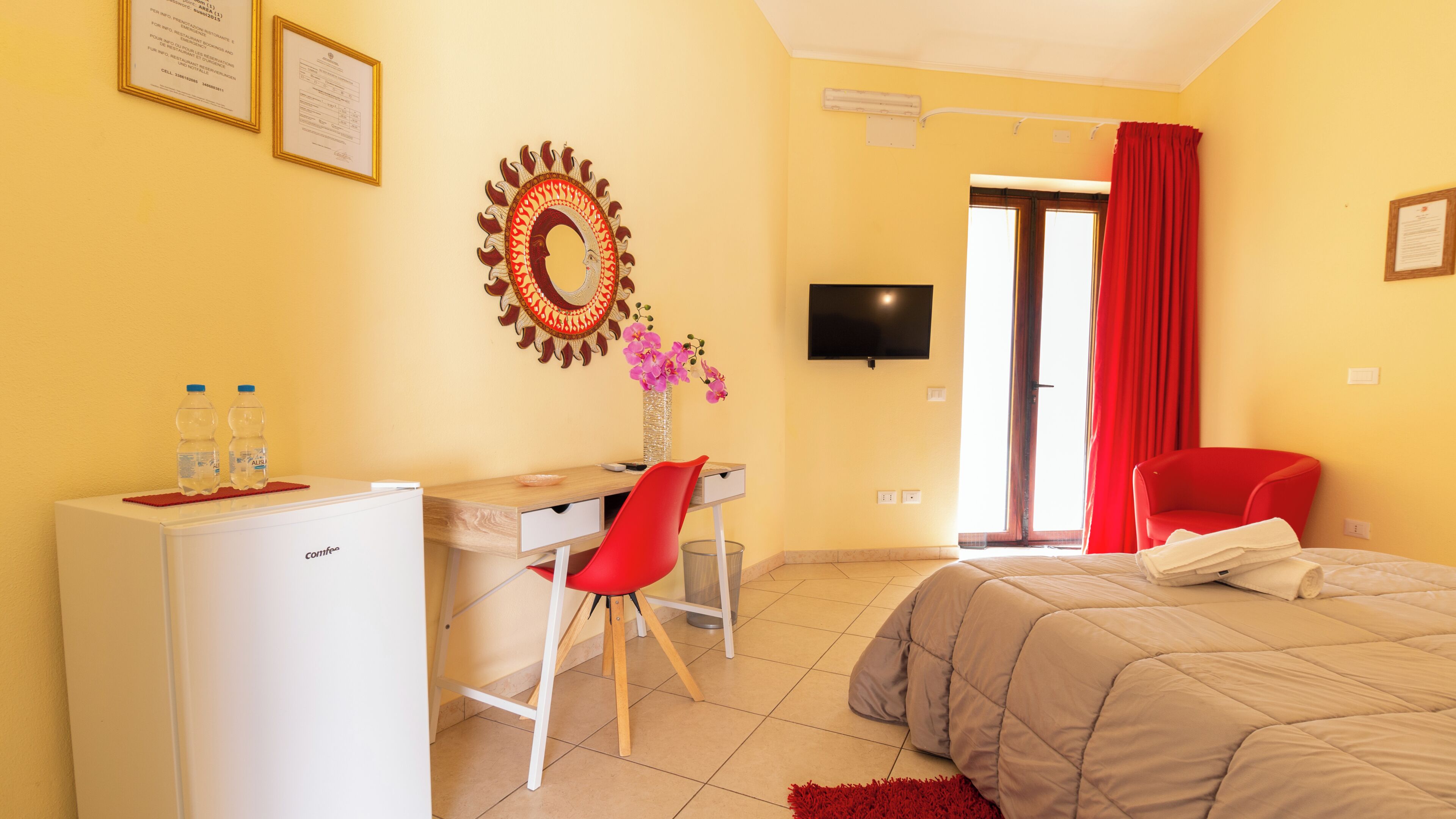 Quarto triplo, vista para o jardim | Cofres nos quartos, escrivaninha, espaço de trabalho para notebook