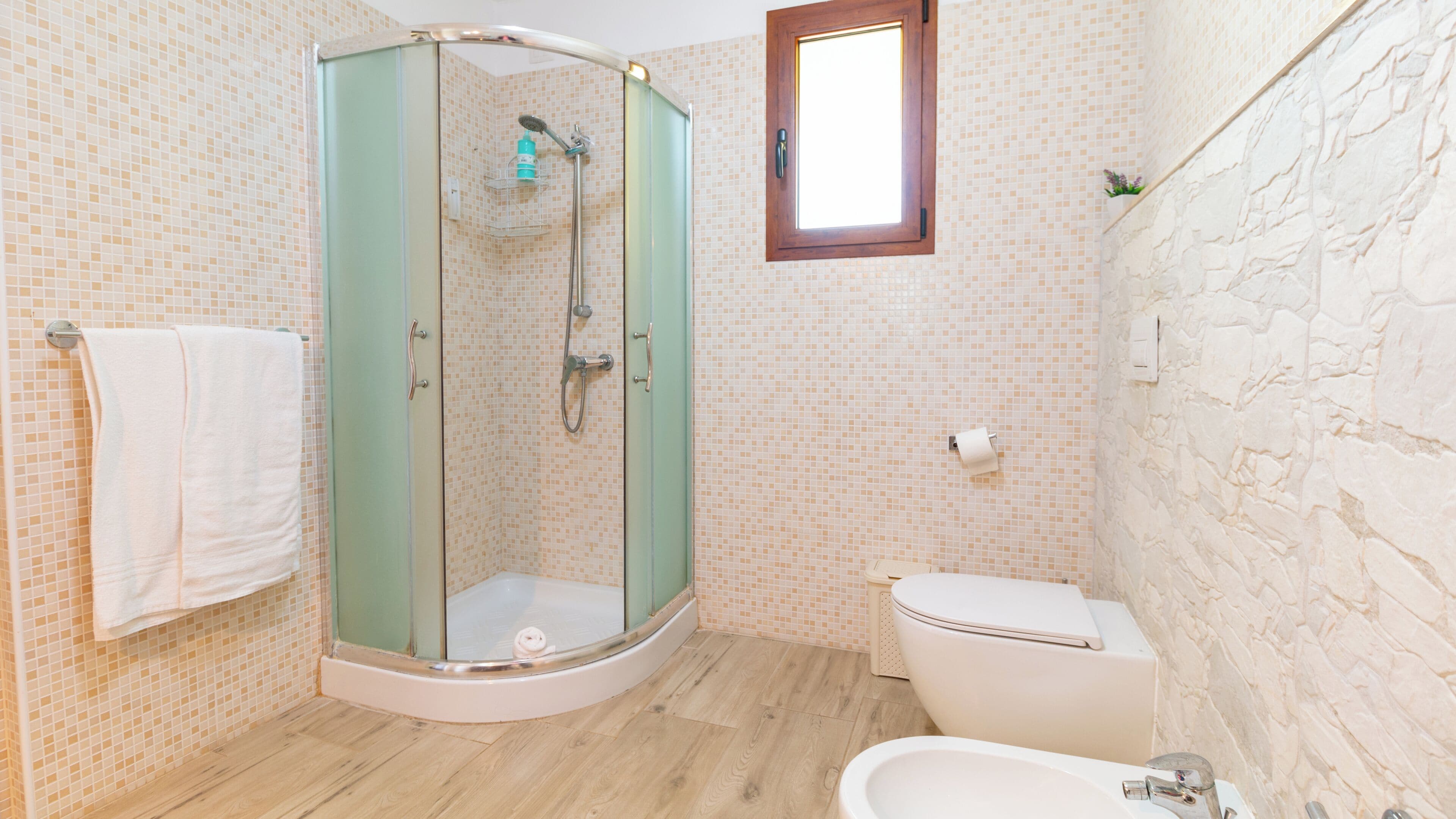 Luxury Suite, Garden View | Bathroom | Hair dryer, towels, soap, shampoo