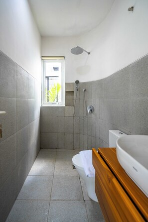Shower, towels, soap, toilet paper - Oasis Private Villa Seminyak Kerobakan with Jacuzzi/Pool (Bali)